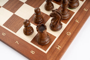 Jeu d'échecs Régence en bois d'acajou — pièces foncées
