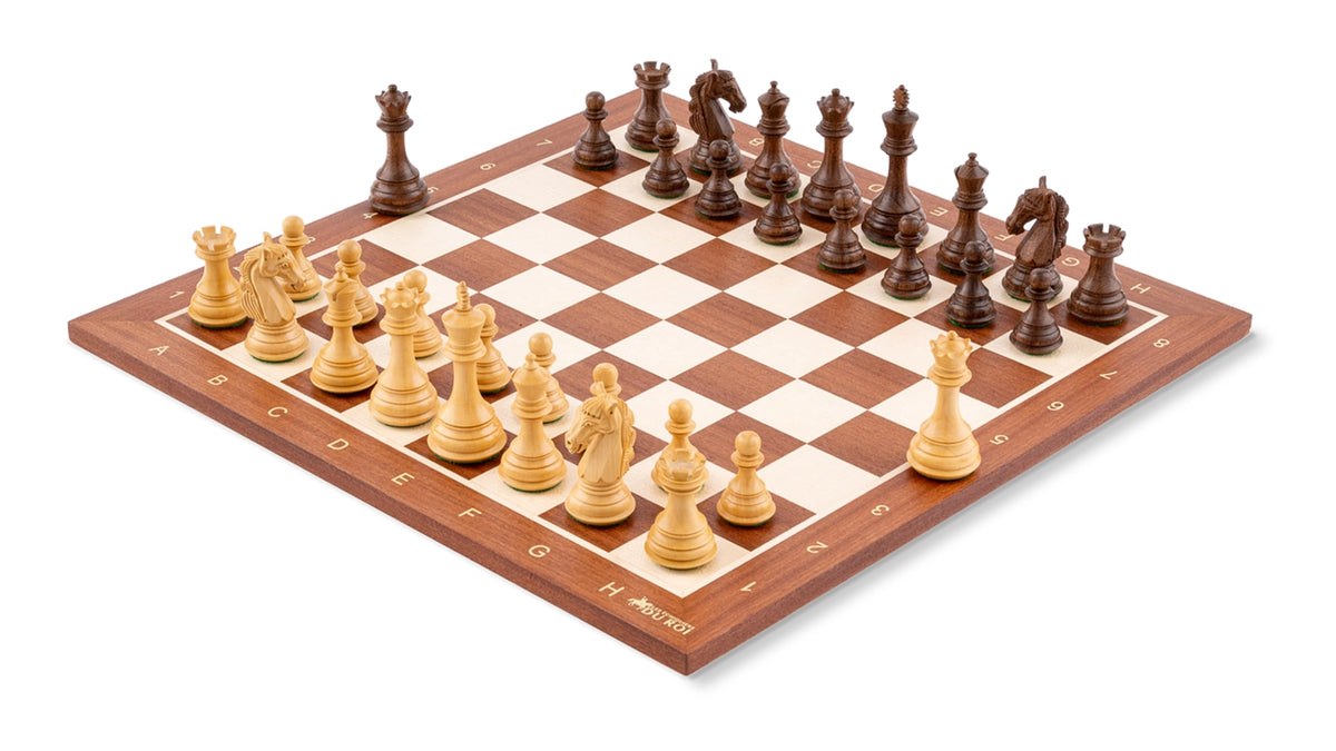 Jeu d'échecs Sérénité en bois d'acajou et de sesham — vue générale avec ombres