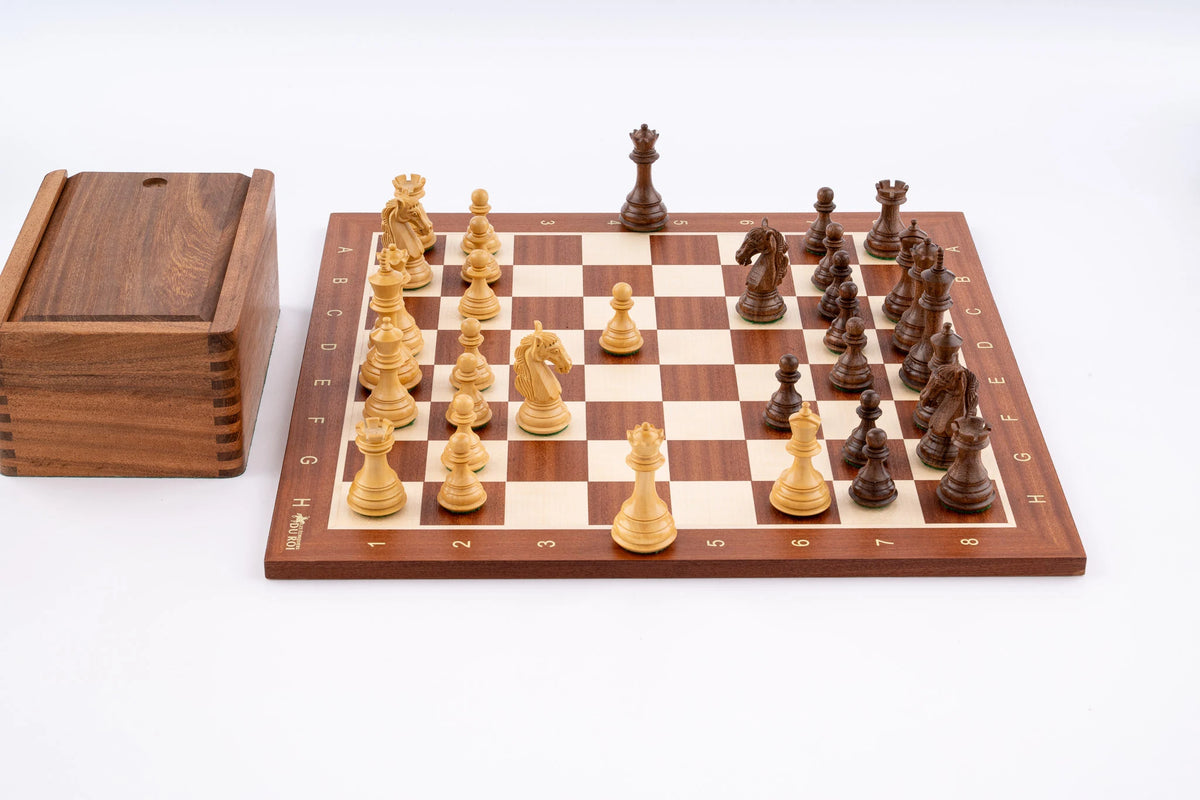 Jeu d'échecs Sérénité en bois d'acajou et de sesham — vue de face