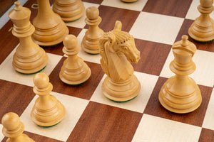 Jeu d'échecs Sérénité en bois d'acajou et de sesham — détail des pièces claires