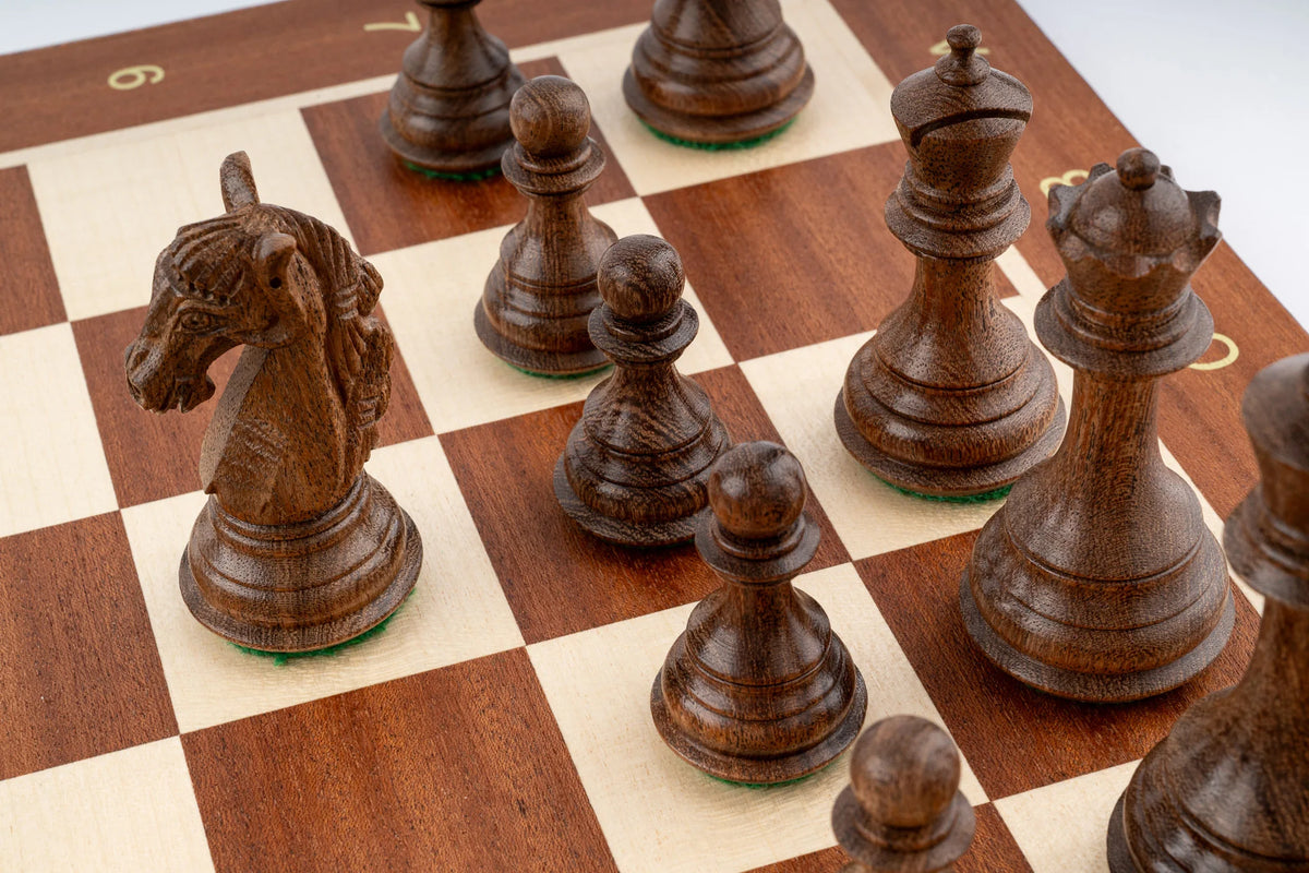 Jeu d'échecs Sérénité en bois d'acajou et de sesham — détail des pièces foncées