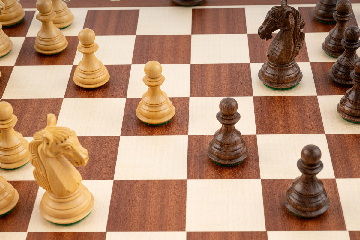 Jeu d'échecs Sérénité en bois d'acajou et de sesham — pièces en jeu