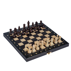 Jeu d'échecs magnétique en bois sombre vue du dessus