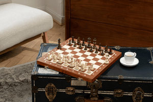 Échiquier de Tournoi en Bois — vue en intérieur