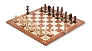 Jeu d'Échecs Victoire en Bois d'Acajou — vue générale sur fond blanc