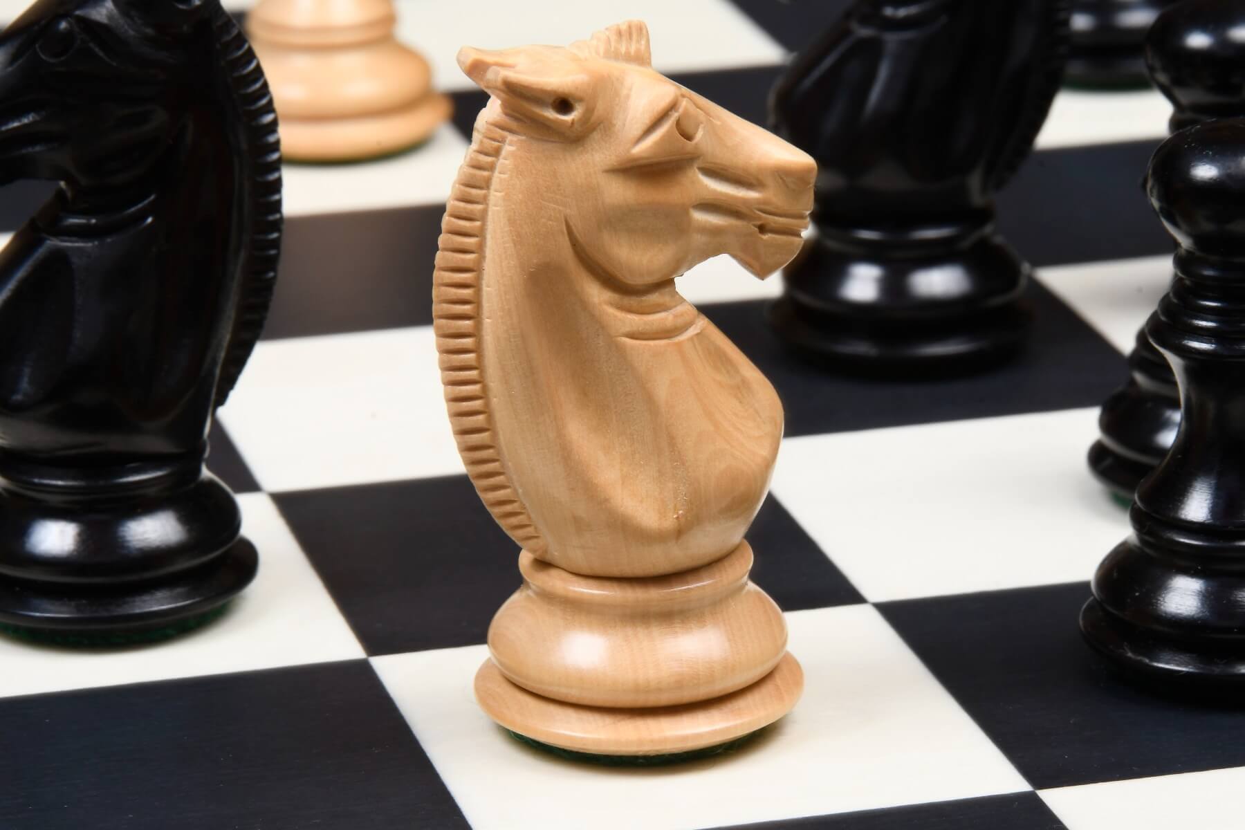 Coffret échiquier et oenologie - Jeux d'echecs et accessoires de vin Coffret échiquier et oenologie - Jeux d'echecs et accessoires de vin