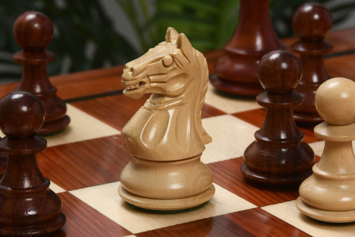 Échiquier Contemporain <br>avec Pièces en Bois de Rose