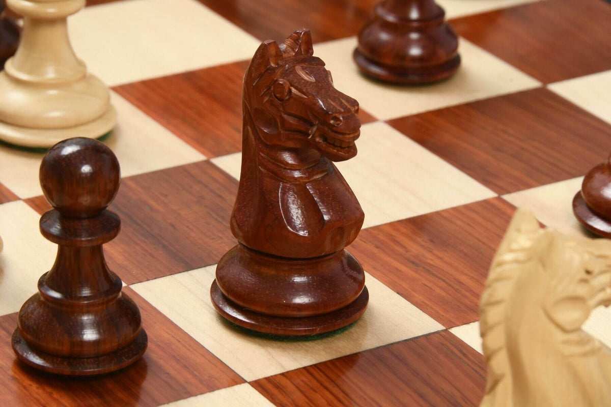 Échiquier Contemporain <br>avec Pièces en Bois de Rose