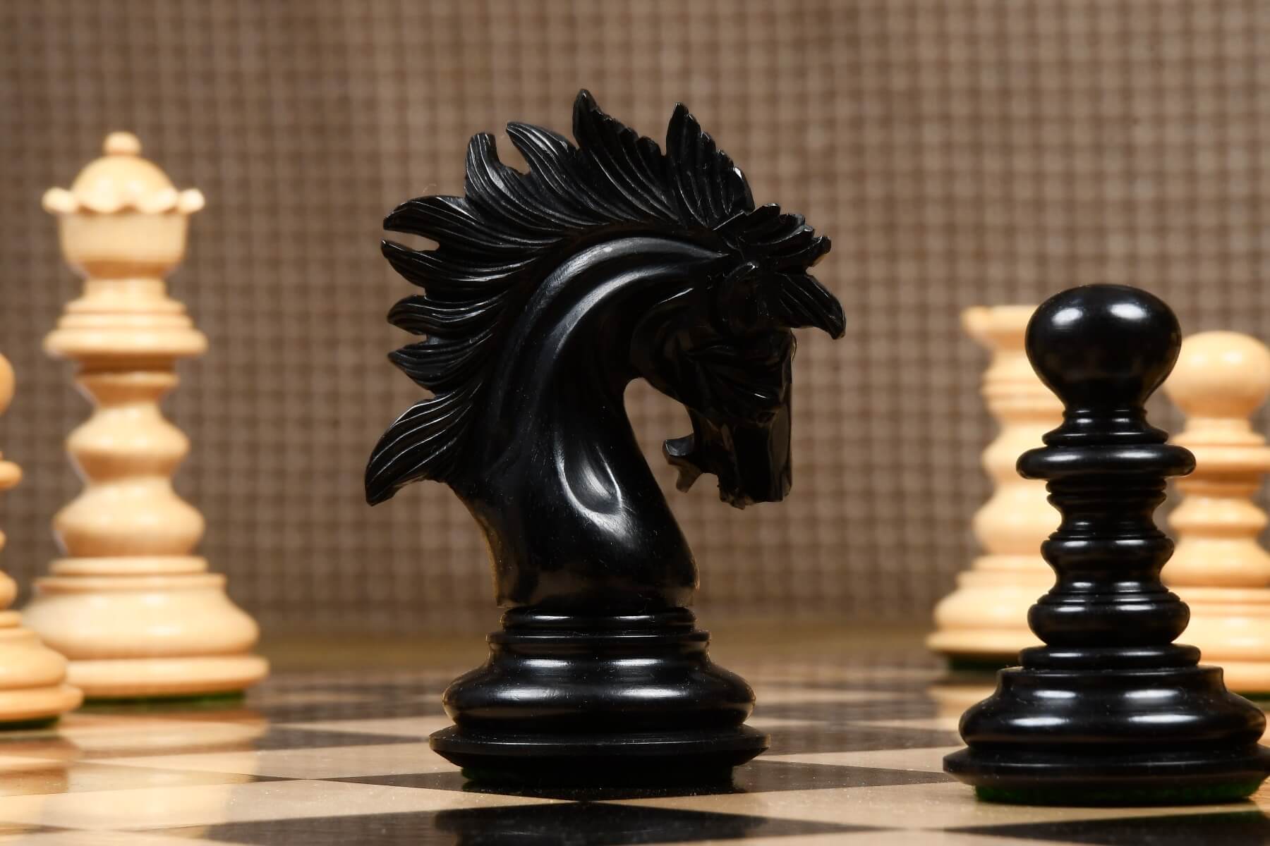 Échiquier avec Figurines d'Échecs Noirs