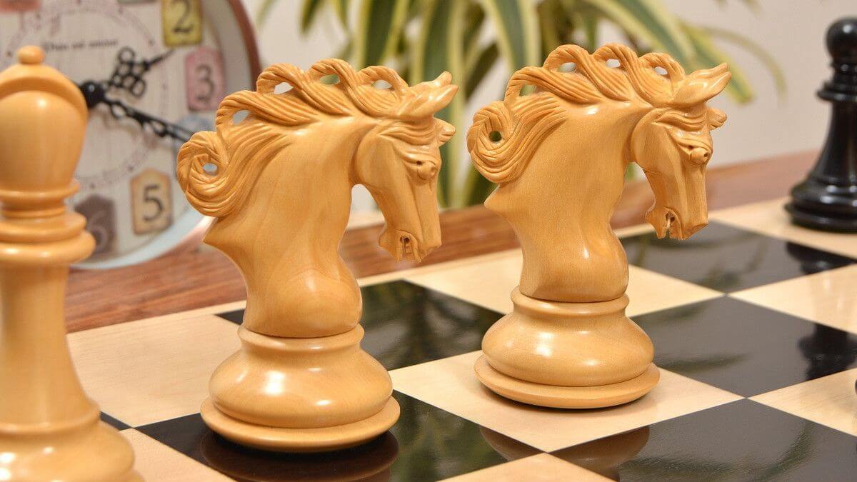 Échiquier Pégase avec deux cavaliers blancs