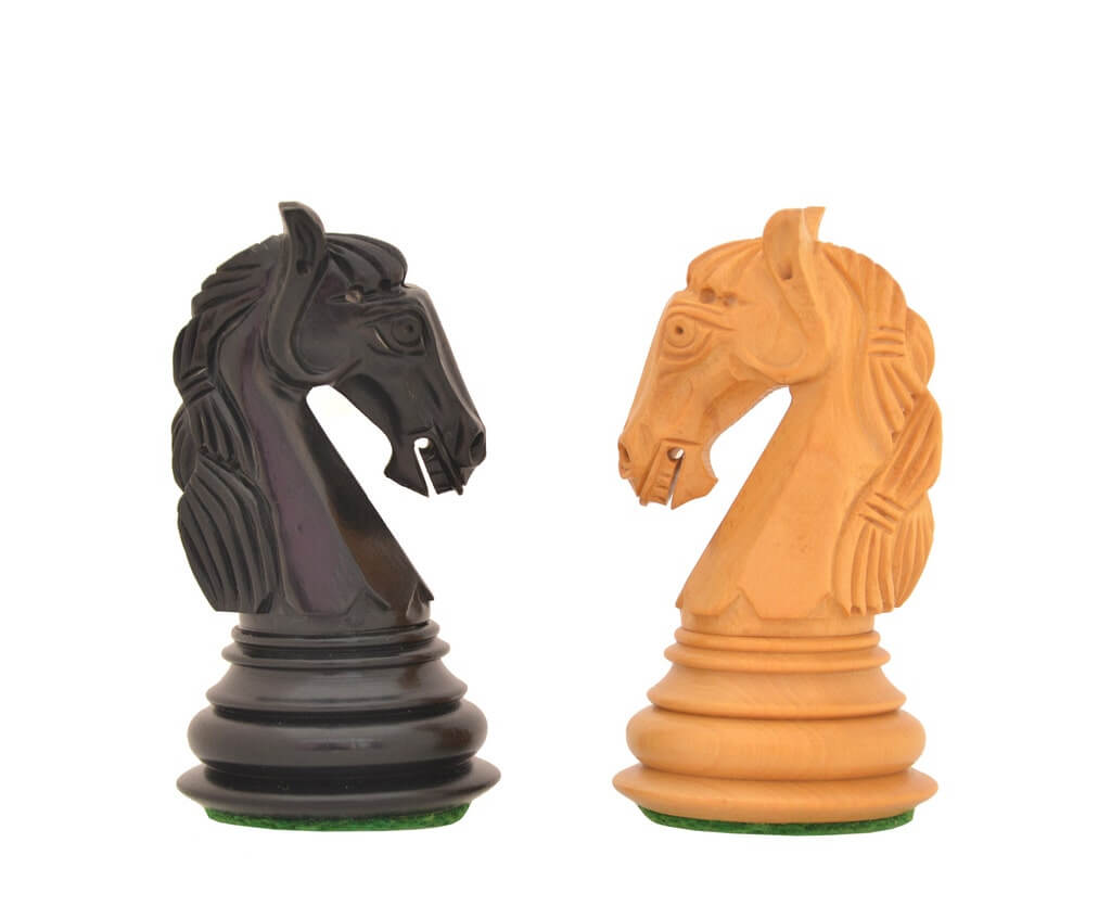 grandes pieces d'échecs scupltées en bois de rose cavalier