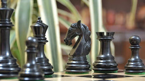 grandes pieces d'échecs scupltées en bois de rose tours