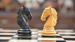 grandes pieces d'échecs scupltées en bois de rose dame