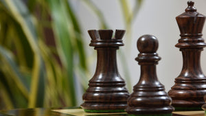 grandes pieces d'échecs scupltées en bois de rose casse tete