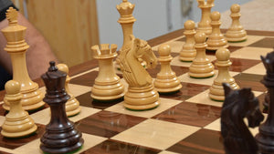 grandes pieces d'échecs scupltées en bois de rose jeu de concentration