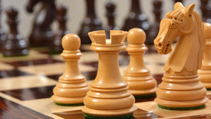 grandes pieces d'échecs scupltées en bois de rose feutre