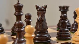 grandes pieces d'échecs scupltées en bois de rose chenvrain