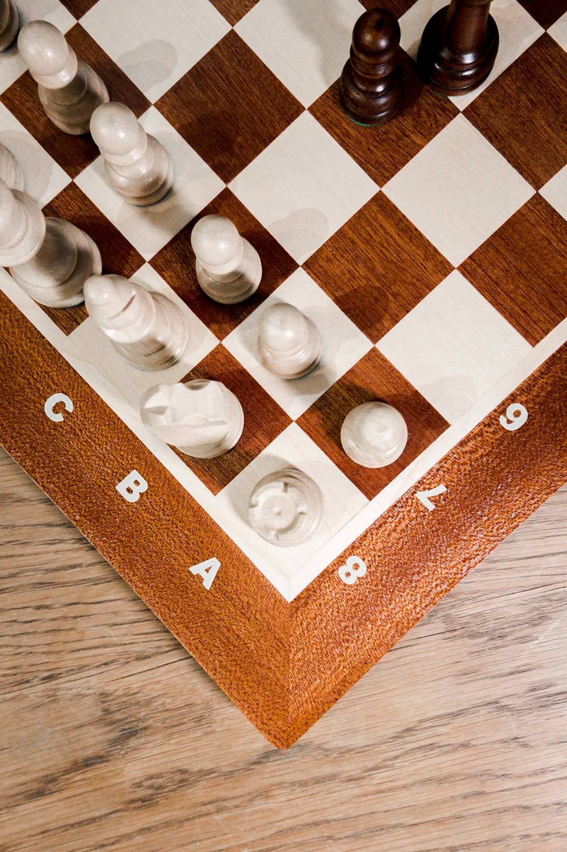 Echiquier de Tournoi en Bois avec Pièces d'Echecs