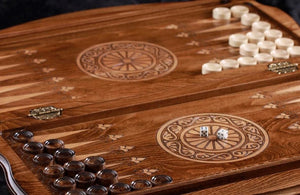 jetons de backgammon en bois sculptés