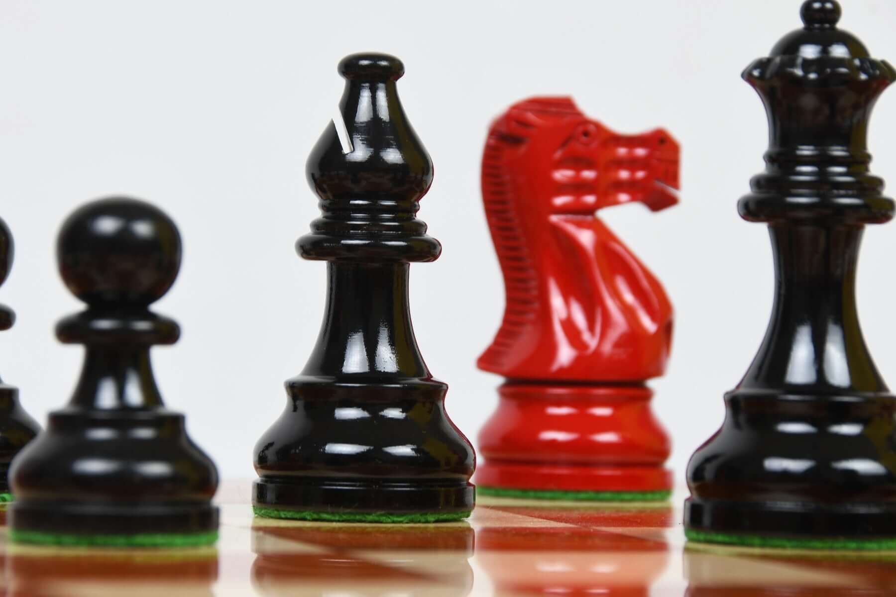 Jeu d’échec africain, échiquier et boîte en cuir, pièces en bois Jeu d’échec africain, échiquier et boîte en cuir, pièces en bois