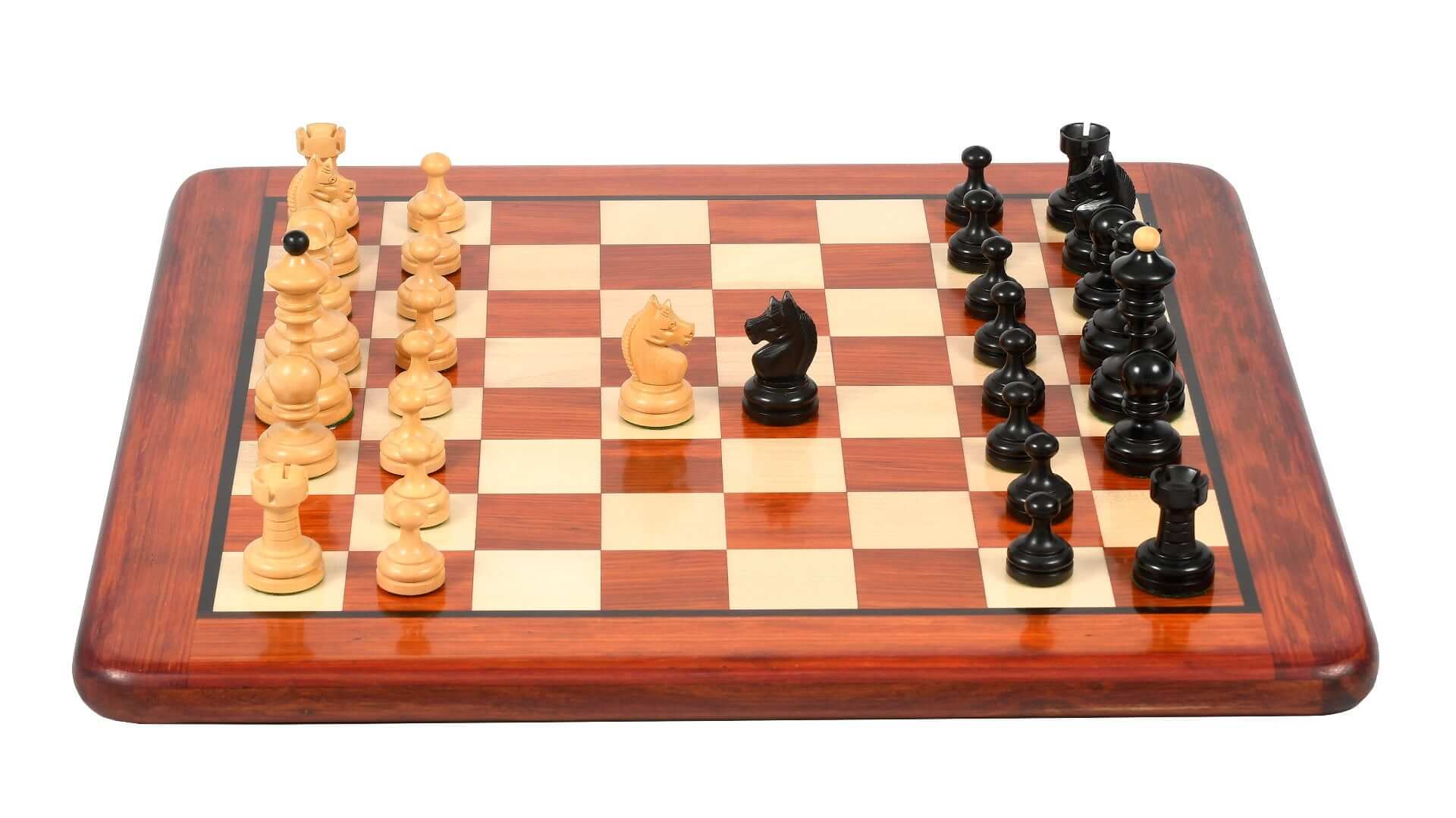 Jeu d'Échecs <br>en Bois de Buis Rouge Carmin