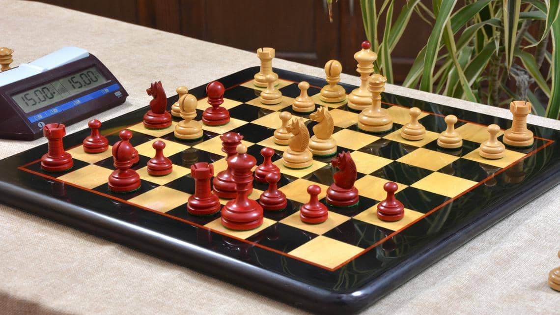 Jeu d'Echecs en Bois de Buis Rouge Table