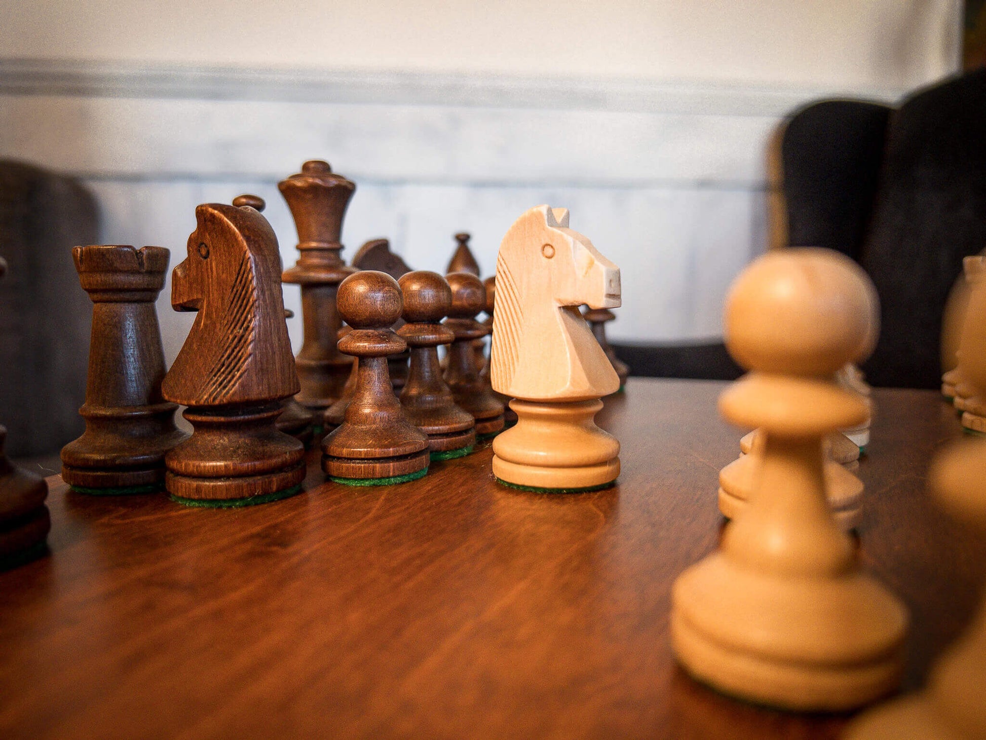 Pièces d'Échecs de Tournoi<br> Lestées et Feutrées