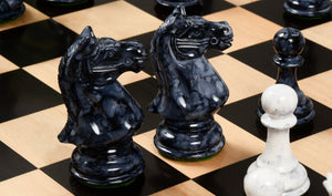 jeu echecs en marbre noir et blanc cheval