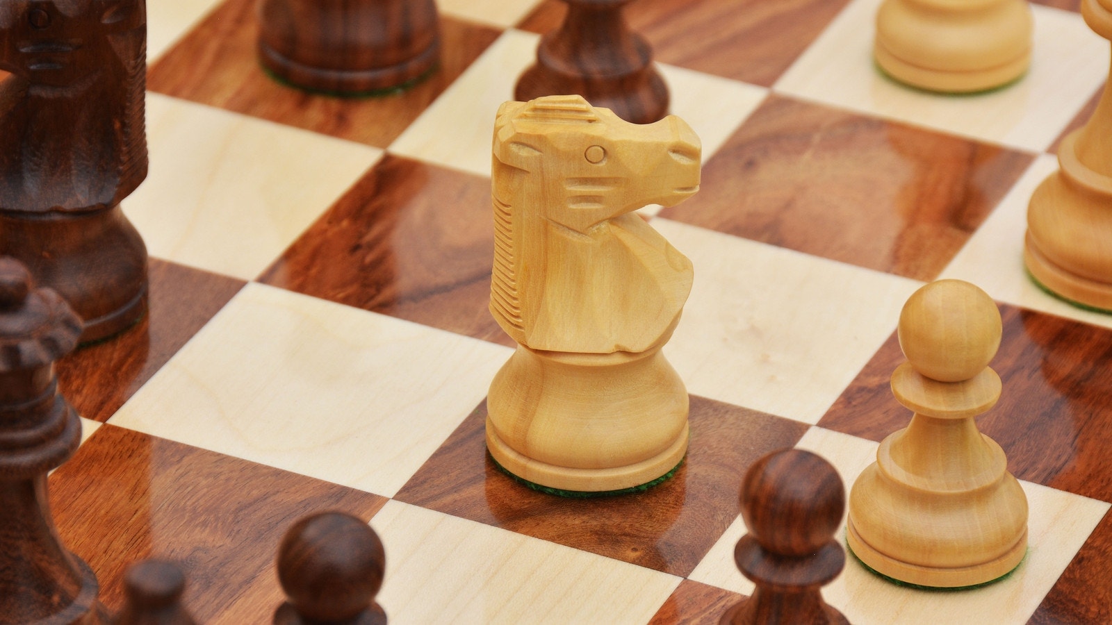 Jeu d'Echecs Français en Bois de Rose Cavalier Blanc