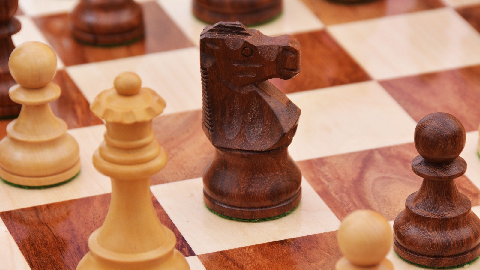 Jeu d'Echecs Français en Bois de Rose Cavalier