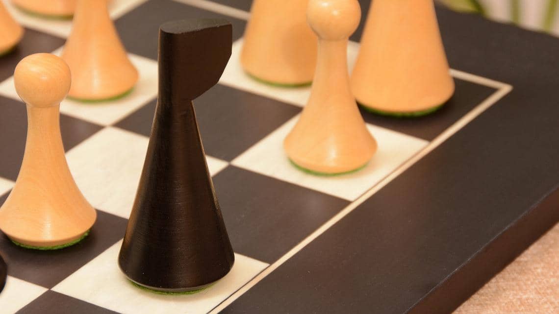 Jeu d'Echecs Minimaliste en Bois de Buis Reine