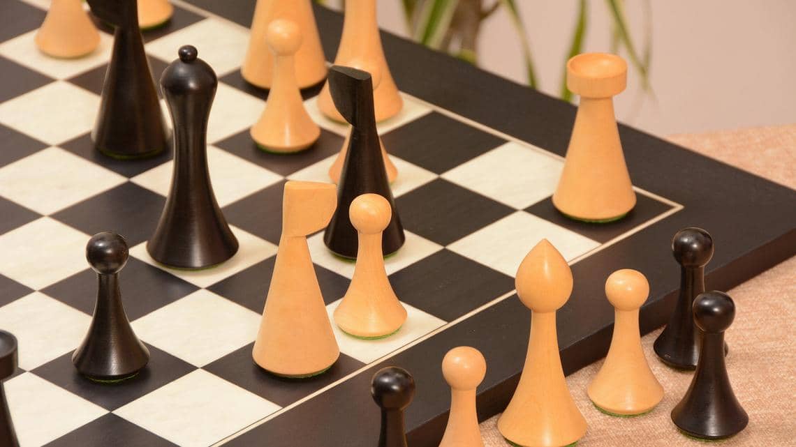 Jeu d'Echecs Minimaliste en Bois de Buis Table
