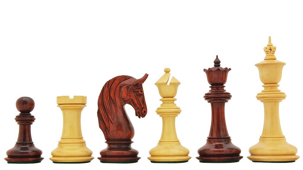 Jeu de pièces d'échecs vintage animaux d'Afrique. Art en bois Jeu de pièces d'échecs vintage animaux d'Afrique. Art en bois