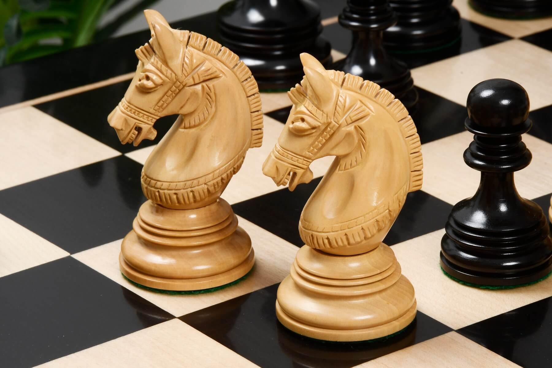 Jeu d'échecs vintage Staunton avec échiquier : buis noir Jeu d'échecs vintage Staunton avec échiquier : buis noir