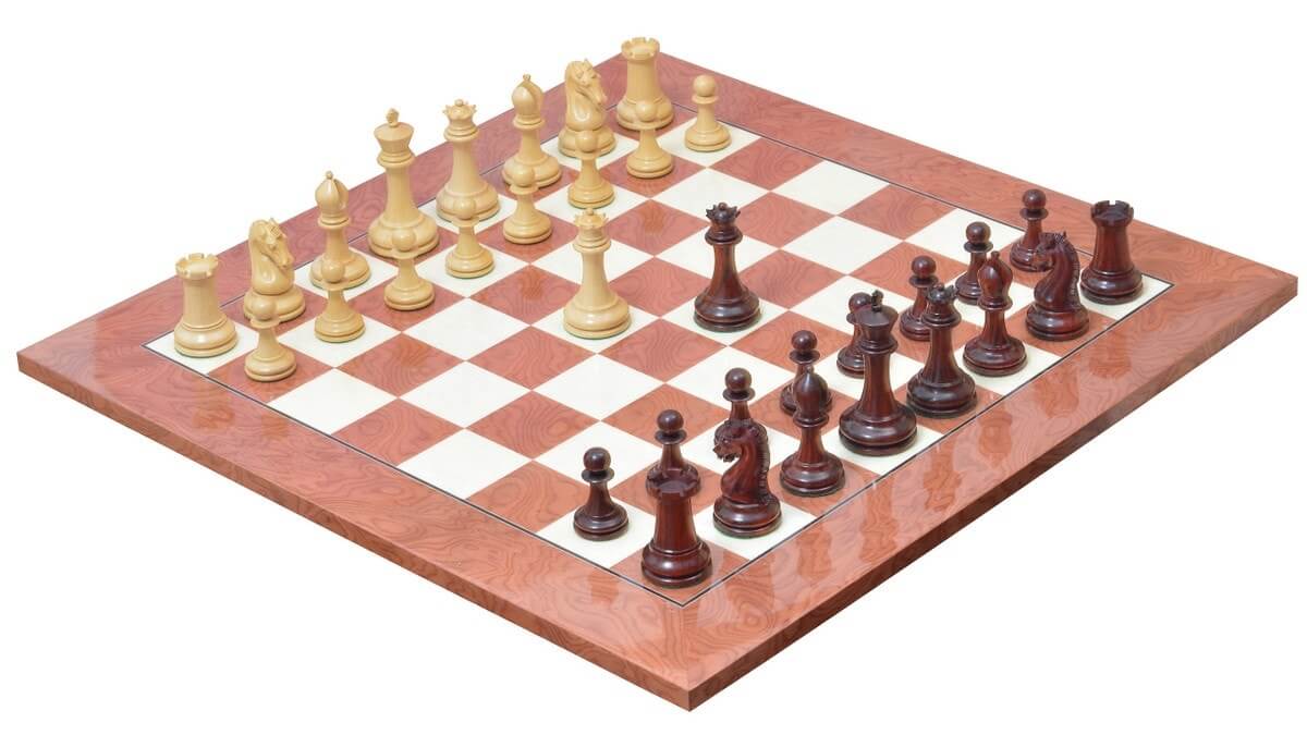 Pièces d'échecs en bois vintage sur un ancien échiquier. | Photo Premium Pièces d'échecs en bois vintage sur un ancien échiquier. | Photo Premium