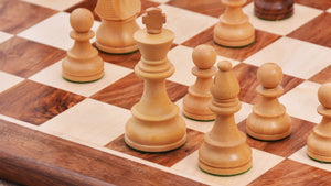 Pièces d'échecs en bois sur Table