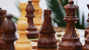 Pièces d'échecs en bois Plateau