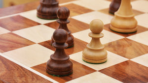 Pièces d'échecs en bois Échiquier