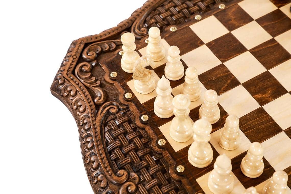 Table d'Echecs avec Ornements Fou
