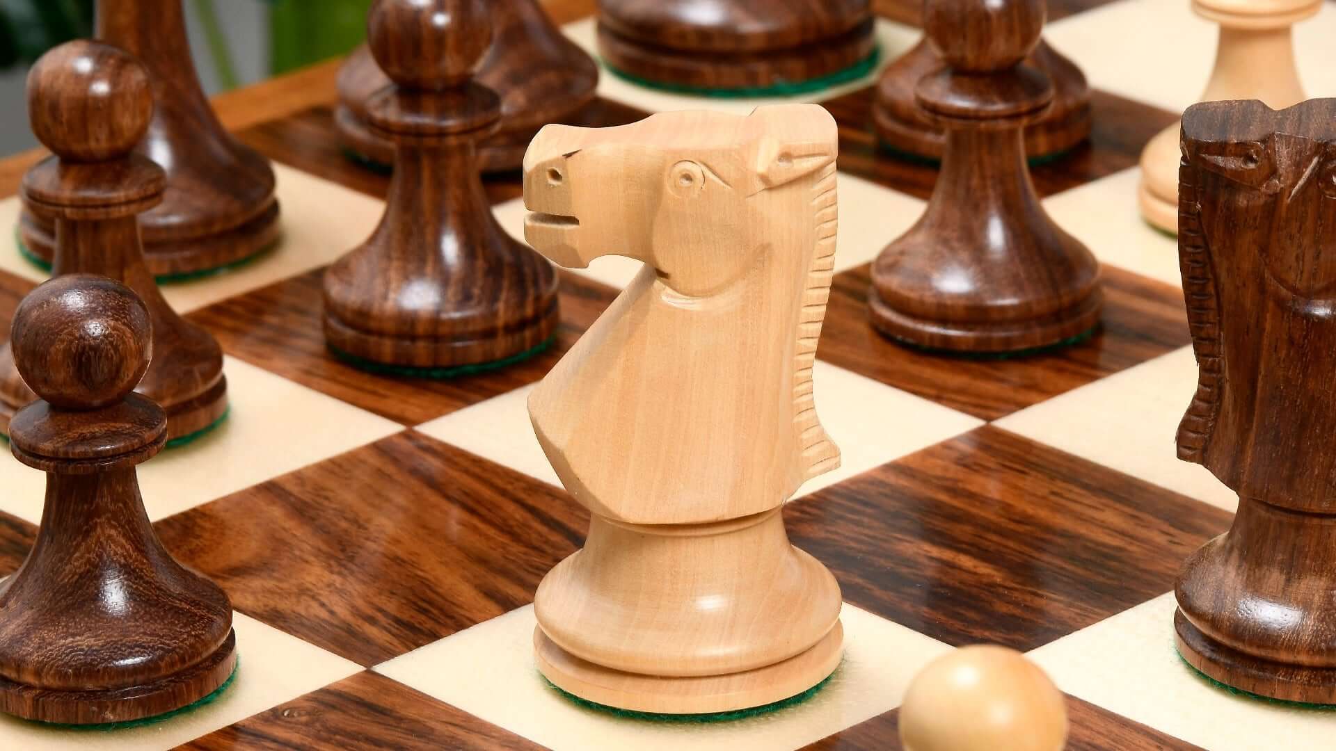 Vieux Jeu d'Echecs Reine